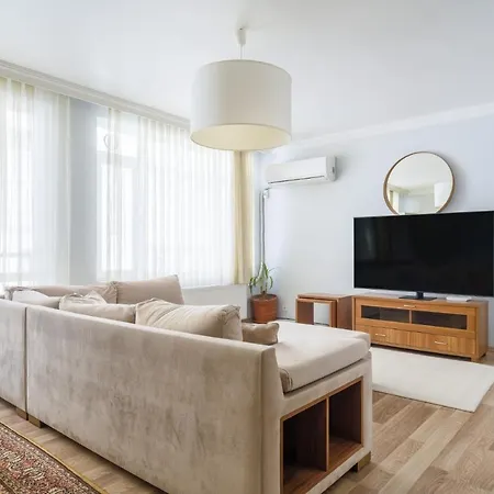 Spacious And Central Flat In Sisli Стамбул